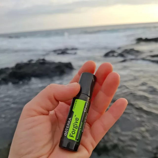 Hawaii stand nicht auf meinem "Plan", so gar nicht. Hawaii war einfach da. 🌴
Hübsche Bilder von erstrebenswerten Zielen sieht man ja oft, die werden aber mit einem "Ja, eh nett!" schnell  ad acta gelegt. 

Doch diese Bilder und der Text der Reiseausschreibung waren magisch. Der Ruf in mir deutlich. Irgendwann war er lauter als all meine Ängste & Zweifel. Ich wusste,  ich WILL dorthin. 💗

Hawaii ist ein wunderschönes, neues Kapitel in meinem Lebensbuch. Bunt, tiefgehend, die Seele nährend,  heilsam, fröhlich,  bereichernd &  noch viel mehr. 💝

Die meisten Menschen dachten, diese Reise habe mit doTERRA zu tun - würde gar von der Firma bezahlt werden.  Doch diese Reise war privat & ein riesengroßes Geschenk an mich selbst. Von mir selbst bezahlt. Anteil für Anteil über Monate hinweg. 
DoTERRA ist eine Firma mit hohen Werten. Der Leitsatz "We help the world  heal" wird mit großem Herzen gelebt. ❤️
Würden teure Reisen,  Autos, etc. auf der einen Seite bezahlt werden, würde dieses Geld auf der anderen Seite fehlen. Genau da, wo es gebraucht wird: bei den Farmern, Erntehelfern & Destillateuren in den (zum großen Teil) Entwicklungsländern.

Ich bin stolz und dankbar für diese Firma arbeiten zu dürfen. Hier darf es den Menschen auf beiden Seiten der Flasche gut gehen. Als AnwenderInnen können wir unser emotionales & körperliches Wohlbefinden mit reinen Pflanzenessenzen & Supplements natürlichen Ursprungs kraftvoll unterstützen.  Gleichzeitig darf es den Menschen auf der anderen Seite der Flasche durch faire Verträge und verlässliche Zahlungen (ohne Zwischenhändler) gut gehen. Nebenbei werden die Ressourcen geschont - ein sehr nachhaltiges Geschehen, um Mutter Erde zu schonen. 💞
Darum bin ich aus tiefster Überzeugung & in Übereinstimmung mit meinen eigenen Werten mit Leib und Seele doTERRA Beraterin. 

Dennoch hat doTERRA etwas mit meiner Reise zu tun:
In den letzten 3 Jahren bin ich innerlich gewachsen. Mein doTERRA-Weg ist eine Reise zu mir selbst, aus meiner Komfortzone heraus. Sie hat mich viele Ängste überwinden & destruktive Glaubenssätze transformieren lassen. Heute bin ich mutiger, stärker, lebe aus meinem Herzen heraus & bin in Freude. Ich BIN. 🌟