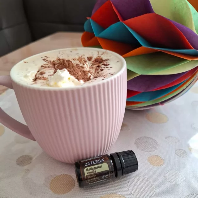 Einen wunderschönen Faschingsdienstag euch allen! ☀️

Statt Faschingskrapfen gönne ich mir heute einen Löwenzahnwurzelkaffee mit Madagaskar Vanilla und Schlagobers. 😋
Mein dritter Monat ohne Koffein, mein siebenter Monat glutenfrei, weiters fleischfrei,... langsam merke ich die positiven Auswirkungen auf meinen Körper und mein Wohlbefinden immer deutlicher.  So darf es weitergehen. 🤩

Mit der täglichen Anwendung reiner ätherischer Öle für meine emotionale Balance und zur eigenverantwortlichen Gesundheitspflege bin ich mir selbst und meinem Körpergefühl ein großes Stück näher gekommen. 
Was mir selbst und auch Ärzten jahrelang ein Rätsel war, liegt heute klar auf der Hand für mich. Ich spüre und erkenne, was mir gut tut und was nicht. 
Letztendlich ist es eine Frage der Selbstliebe und daraus resultierend der Selbstfürsorge. ❤️
Du bist der wichtigste Mensch in deinem Leben und du selbst kannst mehr für deine Gesundheit beitragen als du denkst. 💫

Morgen beginnt die Fastenzeit.  Worauf verzichtest du? Und was holst du dir im Gegenzug Gutes für dich in dein Leben? 
Mein Verzicht: Getreide,  Koffein,  Fleisch & Fisch, Zucker Alkohol 
Was ich für mich mache? Unsere ätherischen Öle weiterhin täglich anwenden,  meine Gemüse- und Kräuterkapseln nehmen, Pausen machen, Sonne und frische Luft regelmäßig tanken, mich mit lieben Menschen umgeben, etc. 💞

Wenn du mehr über diese wunderbaren ätherischen Öle wissen und erfahren möchtest, wie sie dein Leben bei regelmäßiger Anwendung bereichern können, mach gern einen Schritt auf mich zu und melde dich. 😃 Nur wenn du  einen Versuch wagst,  kannst du herausfinden,  ob sie das fehlende Puzzleteil in deinem Leben sind. ❤️
Was wir nicht ändern, wählen wir.  Die Wahl liegt bei uns selbst. 💫

Meine heutige Wahl: mit meinen Kindern frische Luft und Sonne im Garten genießen.  Meine kleinen Archäologen graben  dort höchst engagiert nach Dinosaurierresten. 🦖 Fernab vom Trubel. ☀️😍

Alles Liebe zu dir! 🌿