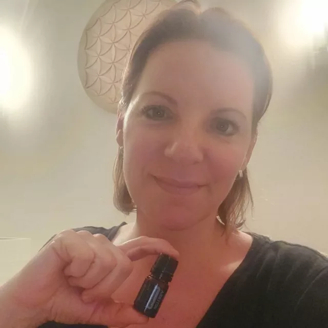 Vor genau 3 Jahren habe ich zusammen mit meiner allerliebsten Upline & Wegbegleiterin Birgit von @be_oilspired meinen ersten Öle-Abend gehalten.  Das war der Start für mein doTERRA Business,  auch wenn mir das damals noch gar nicht bewusst war. 😅
Ich war begeistert von diesen ganz besonderen Ölen. Wollte sie teilen, weil ich wusste, dass sie wirken.  Seit fast vier Jahren ist kein einziger Tag vergangen, an dem sie nicht in irgendeiner Form Anwendung finden. Ein Leben ohne diese Öle ist für mich &  meine Lieblinge unvorstellbar! ❤️

In diesen 3 Jahren habe ich immens viel gelernt.  Über diese Öle, über ihre Herstellung,  über die Werte der Firma (die sich mit meinen eigenen Werten wunderbar verbinden), über die Supplements von doTERRA,  Darmgesundheit und Vieles mehr. Bei einer ganz tollen Ärztin durfte ich den Kurs zur Aromafachberaterin mit ausgezeichnetem Erfolg abschließen, meine Vorträge verbessern, wunderbare Menschen kennenlernen,  Verbindungen knüpfen, meine Komfortzone verlassen & stetig wachsen, Teil einer Teams werden & mich mit meinen Stärken bei den Aromabuddies einbringen. 
Plötzlich hatte ich wieder Ziele,  etwas, worauf ich mich freuen konnte. Etwas für MICH. Denn neben meiner Rolle als 4fach Mama, Ehefrau, Haushälterin,  Taxifahrerin, Köchin,  Hundemama, etc. war ICH irgendwo verloren gegangen.  Mein Körper hat mir damals deutlich gezeigt, dass ich irgendwo noch da war...
Die Öle, die ich für unsere Kinder wollte, haben unser Leben verändert. Und das zum Positiven. 😍 Heute leben wir eigenverantwortliche Gesundheitspflege. Aus dem ständigen Reagieren auf etwas, was über uns hereinfällt,  wurde aktives, selbstständiges, natürliches Tun für unser Wohlbefinden. 
Mein "Hobby", über die Öle zu sprechen, wurde zu... naja... als Arbeit kann ich es gar nicht bezeichnen,  weil es mir so viel Freude macht Menschen zu begleiten auf ihrem ganz eigenen Weg zu mehr Wohlbefinden. 💚
Ich blicke auf 3 Jahre doTERRA Business zurück. Eine Tätigkeit,  die sich um unser Familienleben herum aufgebaut hat und mir ermöglicht,  für unsere Kinder da zu sein. 🥰 
Ich bin dankbar für die Hände, die mir gereicht wurden, um aufzustehen und in meine Kraft zu gehen. ❤️