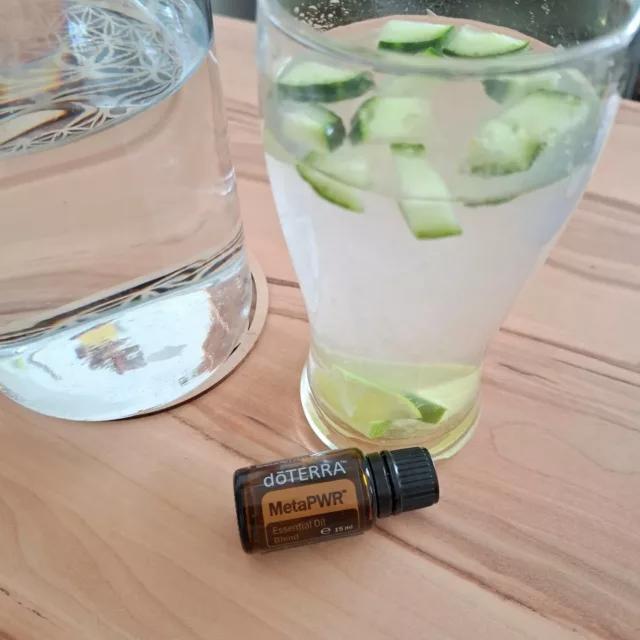 BAUCHWEG-WASSER statt Vormittagssnack 🥒🍋‍🟩💧🥛

Oder auch am Nachmittag,  wenn der Heißhunger kommt. 😅

Was ich dafür gebraucht habe?
 
1 großes Glas
1 Scheibe einer Bio Limette in Viertel geschnitten 
2 Scheiben Bio Gurke in Stücke geschnitten 
Saft einer halben Bio Limette 
2-3 Tropfen doTERRA MetaPWR (= die Stoffwechselmischung)
Gefiltertes (reines) Leitungswasser 

Wenn du das auch ausprobieren möchtest,  brauchst du am Schluss nur noch gut umrühren und genießen! 😋 Denn der nächste Heißhunger kommt bestimmt. 😉

Speichere dir diesen Beitrag zur Erinnerung ab und folge mir gerne für weitere Anregungen auf deinem Weg zu einem gesünderen Lifestyle und mehr Wohlbefinden. 🌱