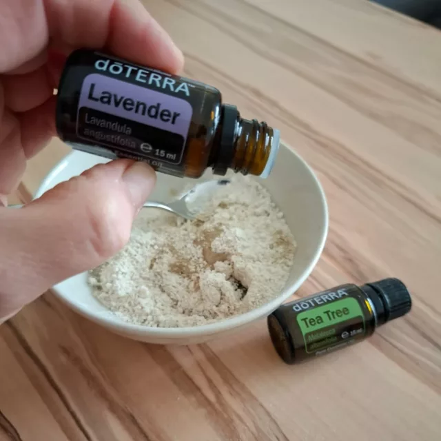 Jugendliche Haut mit all seinen Herausforderungen... 🙃

Da gerade in Hautpflege- und Kosmetikprodukten ganz viele schädliche Stoffe stecken, war ich auf der Suche nach einem einfachen und vor allem natürlichen Rezept für meinen Teenie.

Am Wochenende haben wir dann beide folgendes Rezept getestet und sind begeistert! 

Speichere dir den Beitrag gerne ab und folge mir unter @oelefuersleben für mehr Infos und Anregungen zu einem gesünderen Lifestyle mit ganz besonderen ätherischen Ölen. 💧🩷😃

DIY Gesichtspeeling 

✅️ 2 EL fein gemahlene Haferflocken für den sanften Peelingeffekt
✅️ 1 EL Honig
✅️ 1 TL Joghurt oder Aloe Vera Gel für die Feuchtigkeit 
✅️ 1 TL Heilerde zur Tiefenreinigung
✅️ 2 Tropfen Tea Tree 
✅️ 1 Tropfen Lavendel
Optional: 1 Tropfen Copaiba bei sehr roten Stellen 

Anwendung:

1. Alle Zutaten in einer kleinen Schüssel zu einer Paste verrühren.

2. Auf die gereinigte, leicht angefeuchtete Gesichtshaut auftragen.

3. Sanft mit kreisenden Bewegungen einmassieren – besonders auf der T-Zone (Stirn, Nase, Kinn).

4. 5–10 Minuten einwirken lassen.

5. Mit lauwarmem Wasser abspülen und die Haut danach mit einem milden Gesichtswasser und einer leichten, natürlichen Feuchtigkeitscreme versorgen.

Viel Freude beim Ausprobieren! Das Gefühl auf der Haut ist nach der Anwendung einfach fantastisch! 🤩👌🏻💧

#natürlichelösungen #essentialoils #doterrawellnessadvocate #aromabuddies #weilessoeinfachist