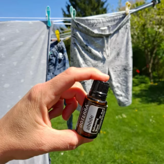 VORSICHT! Gefahrenquelle Waschmittel, Weichspüler und Wäscheparfums ☠️

Wusstest du, dass diese fast ausschließlich synthetische Duftstoffe, Konservierungsmittel, Weichmacher und mehr enthalten? 

Manche dieser Stoffe können Allergien auslösen oder die Haut reizen. Noch schlimmer: etliche Inhaltsstoffe stehen sogar unter Verdacht, hormonell wirksam zu sein!
Wer seine Kleidung mit diesen stark bedufteten Mitteln wäscht, atmet nicht nur äußerst Bedenkliches ein, sondern schwächt auch die natürliche Hautbarriere. 

Abgesehen davon stellen die meisten dieser Mittel ein Risiko für unsere Umwelt dar! Sie können nämlich Wasserorganismen schädigen, wenn sie ins Abwasser gelangen und sind kaum abbaubar. 🚫

Warum also unsere Gesundheit und weitere Zerstörung unserer Umwelt riskieren, wenn es günstige, einfache und natürliche Alternativen gibt?

Du möchtest wissen, wie dich doTERRA-Öle und andere Produkte in Sachen „Wäschewaschen“ unterstützen können? Dann melde dich gerne bei mir. 

Öle fürs Leben – Weil dir dein Wohlbefinden am Herzen liegt.

#doterrawellnessadvocate #weilessoeinfachist #kraftdernatur #essentialoils #derumweltzuliebe