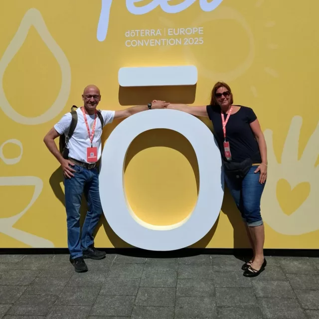 Zwei Wochen sind wir nun schon wieder zurück von der doTERRA Europe Convention 2025 in Brüssel & ich musste erst mal alle Erlebnisse sacken lassen. Passend zum Thema "FEEL" - mir Zeit zum Fühlen erlauben. ✨️
Zum Einen war es die erste Convention,  zu der mich mein Mann begleiten konnte, samt erstem gemeinsamen Flug & überhaupt sind wir ja nie zusammen weg. Also war das schon mal ein wunderschönes Erlebnis, das mich mit großer Dankbarkeit erfüllt.  Zwei liebe Menschen haben's möglich gemacht & unsere vier Kinder & die unsere 2 Fellnasen gut versorgt. 💞
Zum Anderen fühlte ich diesmal ganz stark, was sich alles verändert hat. In mir, in meinen Kompetenzen in meinem Wissen.
Fast zwei Jahrzehnte war ich nicht verreist,  nach meinem schweren Autounfall 2005 ohnehin in meiner Angst gefangen, dass wieder etwas passieren könnte. Zuhause ist es ja eh schön, was brauche ich anderes sehen? 
Tja, man kann sich seine Ängste, Begrenzungen und seine Starrheit auch schön reden! 
Ohnehin fehlte das Geld und meine zunehmenden Schmerzen ließen mich vor Jahren gar nicht daran denken, die gewohnte, sichere Zone zu verlassen. 

Dann kamen ätherische Öle von doTERRA in mein & unser Leben. Dabei kannte ich ätherische Öle ja...
Doch diese waren anders.  Und verzauberten uns. Waren Helferlein,  Tag für Tag. Veränderten unser Leben. Zum Positiven. 
Mithilfe der @aroma.buddies und doTERRA lernte ich das, was ich mir so lange gewünscht hatte: eigenverantwortliche Gesundheitspflege.  Mir selbst helfen zu können,  wenn ich Hilfe brauchte.  Körperlich & emotional.  Natürliche Alternativen für unsere Kinder zu haben. In unserer Kraft zu sein. Vital. Lebendig. 
Feel alive - als ich beim Foto vor diesem Spiegel stand, hatte ich Tränen in den Augen. Denn vor 5 Jahren hatte ich das Gefühl,  keine Kraft mehr zu haben. Den Schmerz nicht mehr länger auszuhalten...
Doch dann stand ich da: 2025 - feeling alive - inmitten von 7000 Menschen,  die ebenfalls mit doTERRA etwas in die Welt tragen, was jeder brauchen kann: Wohlbefinden und Vitalität auf allen Ebenen. 💚
Für uns &  alle auf der anderen Seite der Flasche. Die Bauern, die Erntehelfer, die Destillateure, die Familien. Rund um den Erdball. ❤️‍